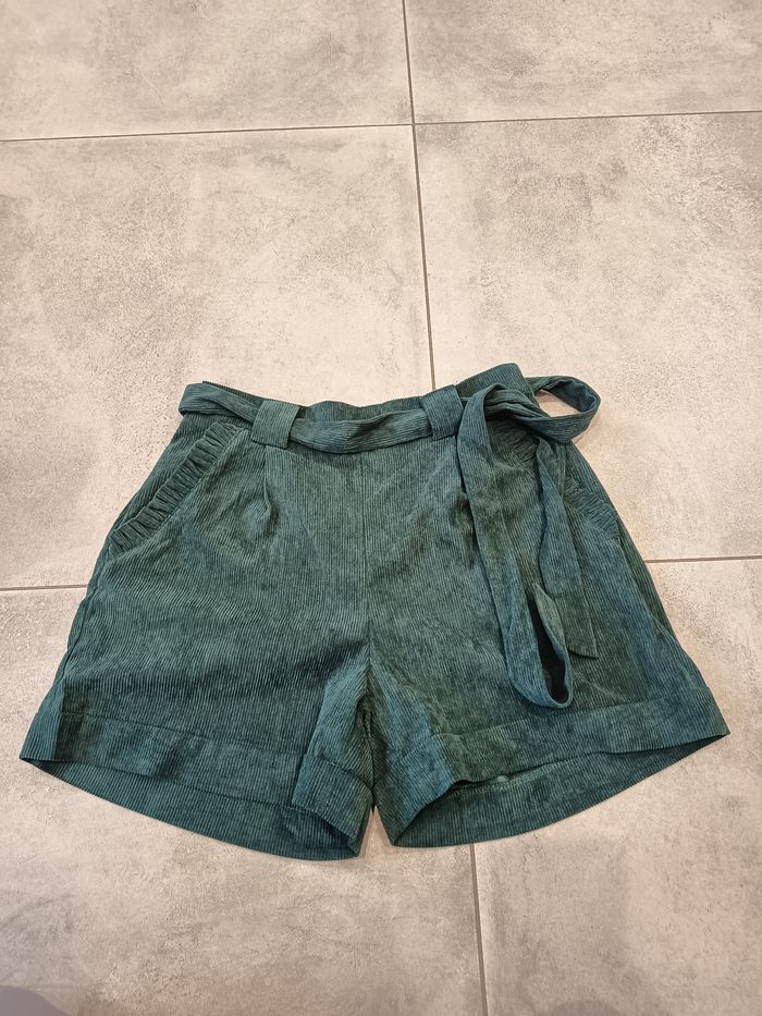 Short velours vert Emma et ella neuf taille 40 - photo numéro 2