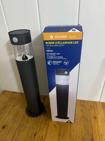 Borne d'éclairage solaire LED avec détecteur de mouvement neuf