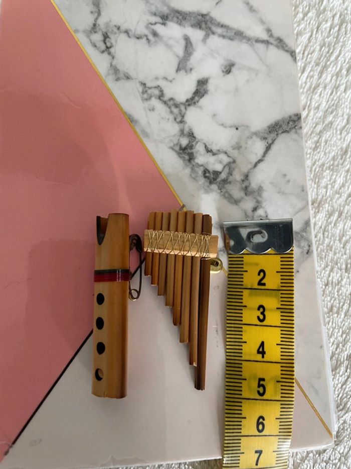 Broches instruments de musique péruviens.