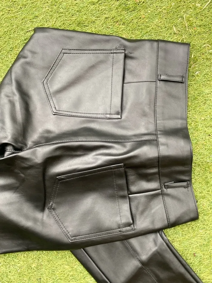 Pantalon simili cuir taille S - photo numéro 3