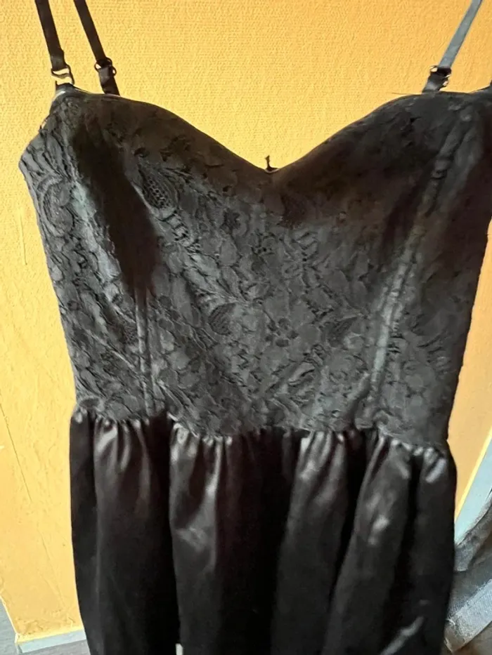 Robe noire bustier avec dentelle h et m T38 - photo numéro 2