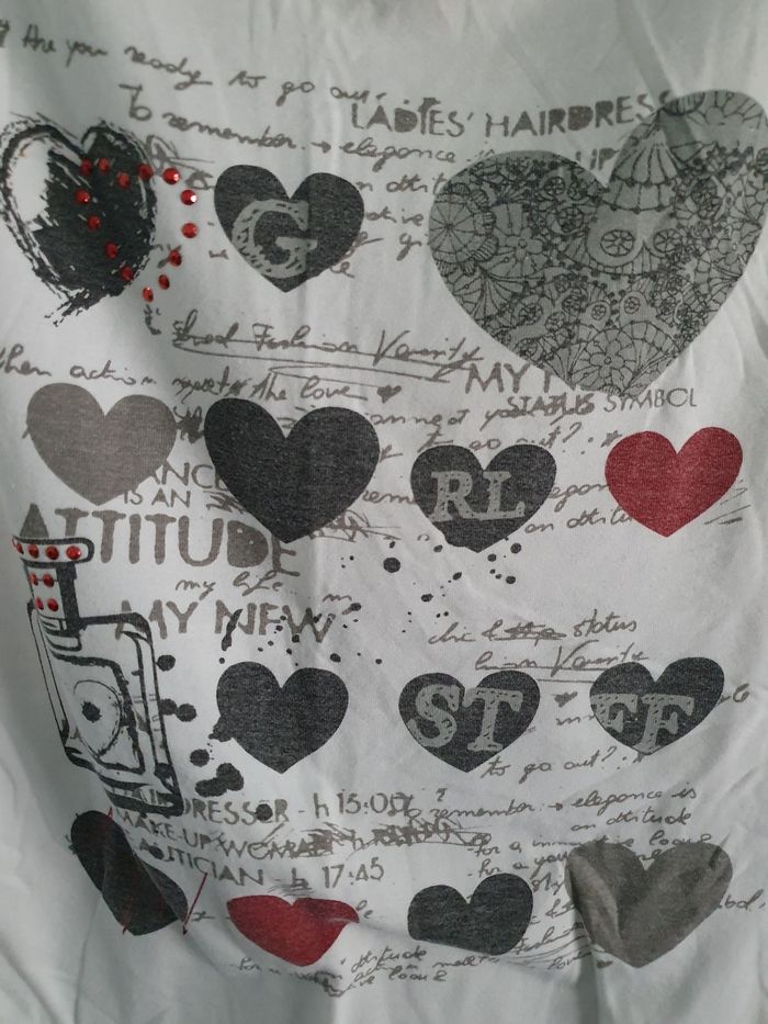 T-shirt blanc avec cœurs - photo numéro 2