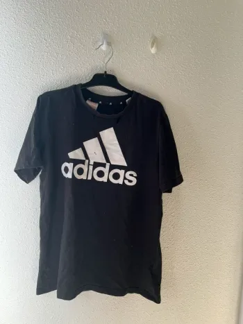 T-shirt Adidas taille 13/14 ans