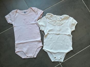 Lot de 2 bodys manches courtes col dentelle bébé fille