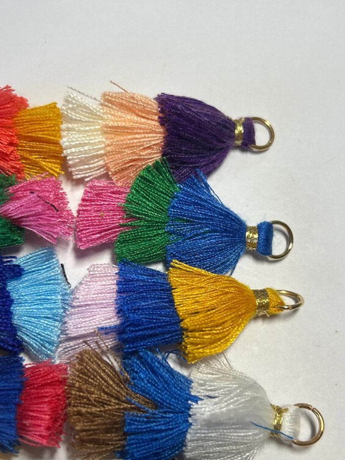 B26, lot de 10 triple pompons, anneaux dorés - photo numéro 4