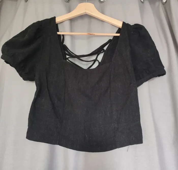 Crop top noir - corset et nœuds