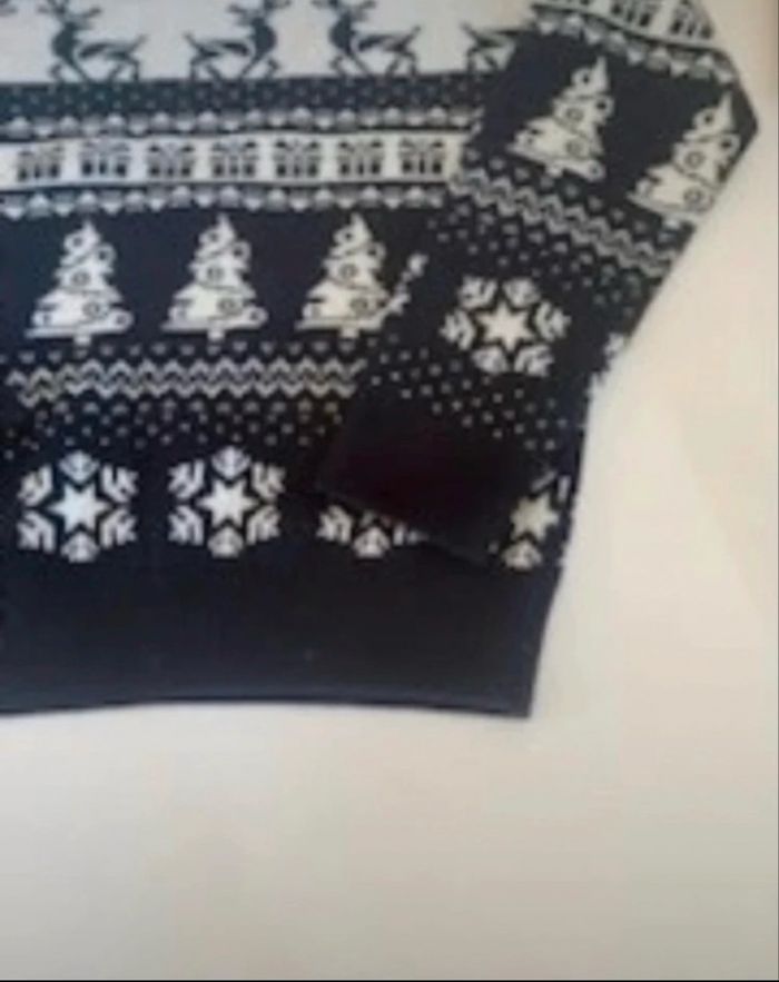 Pulls TRES BON ÉTAT pour garçon taille 7/8 ans couleurs noir et blanc thème de Noël 🦌 - photo numéro 7