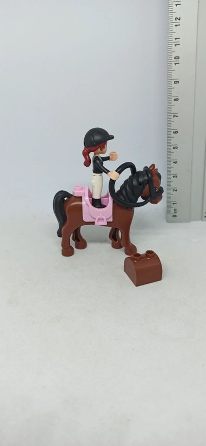 Femme cavalière avec cheval marron foncé et selle rose lego - photo numéro 3