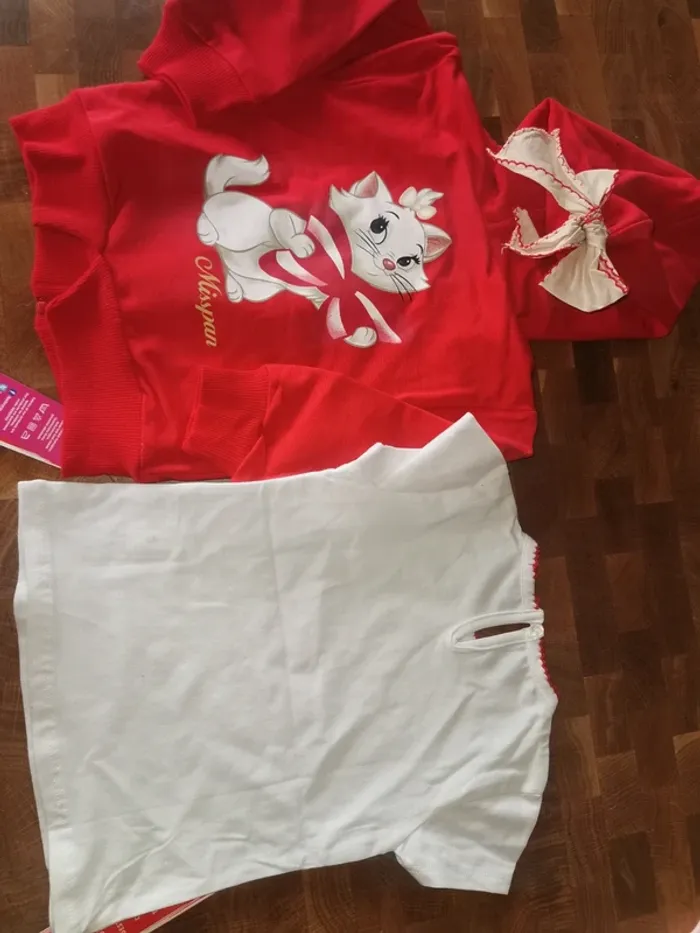 Ensemble veste rouge zip et tee shirt disney Marie.