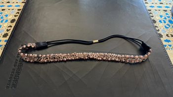 Bandeau/serre-tête avec perles beige rosées