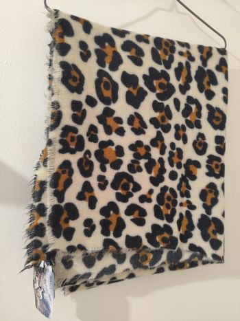 Écharpe chaude avec laine neuve