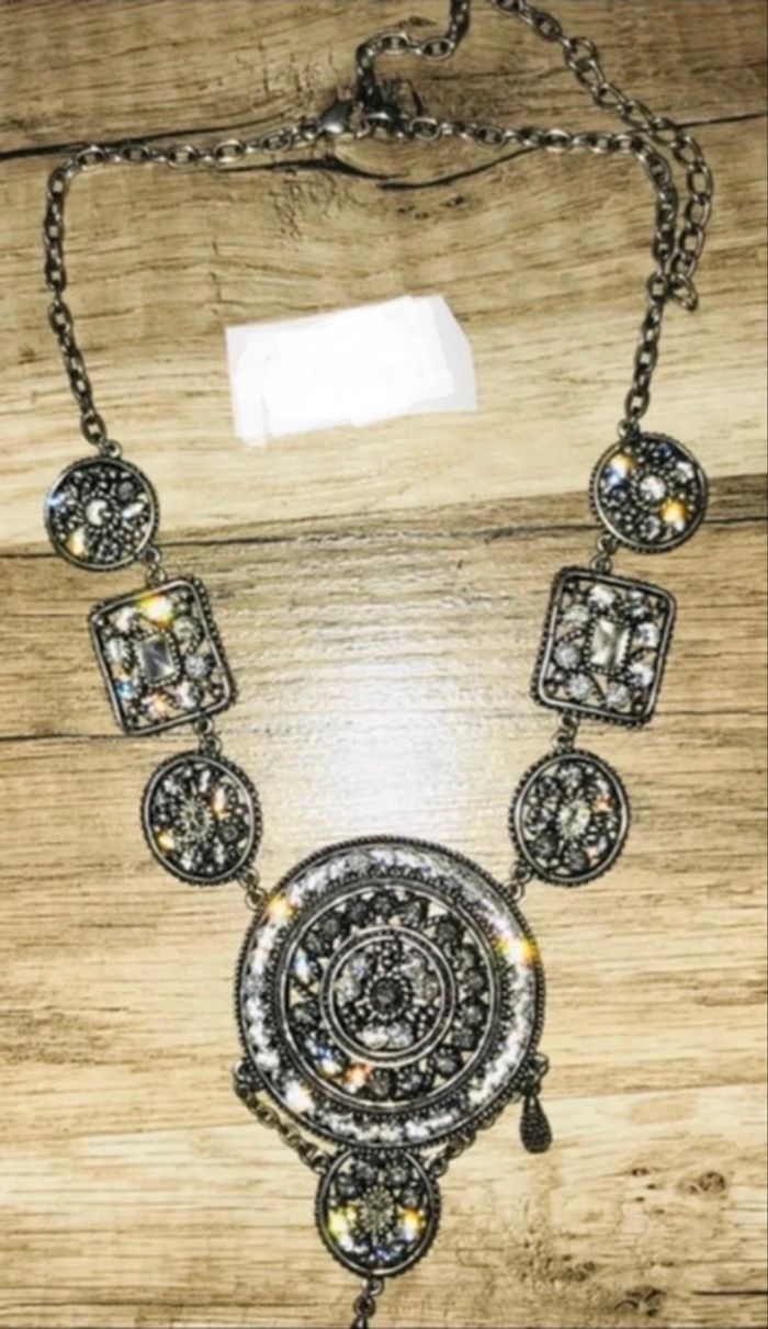 Beau collier argenté bon état