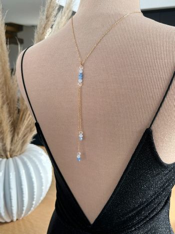 Collier dos couleur or pierre en cristal de verre ton bleu ivoire