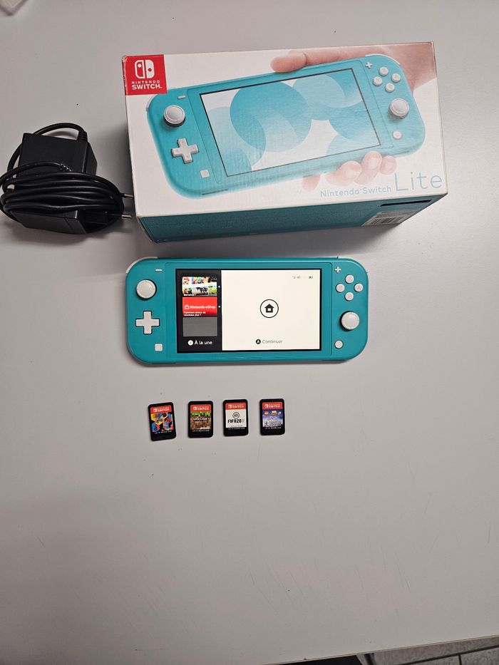 Nintendo Switch lite bleu très bonne etat