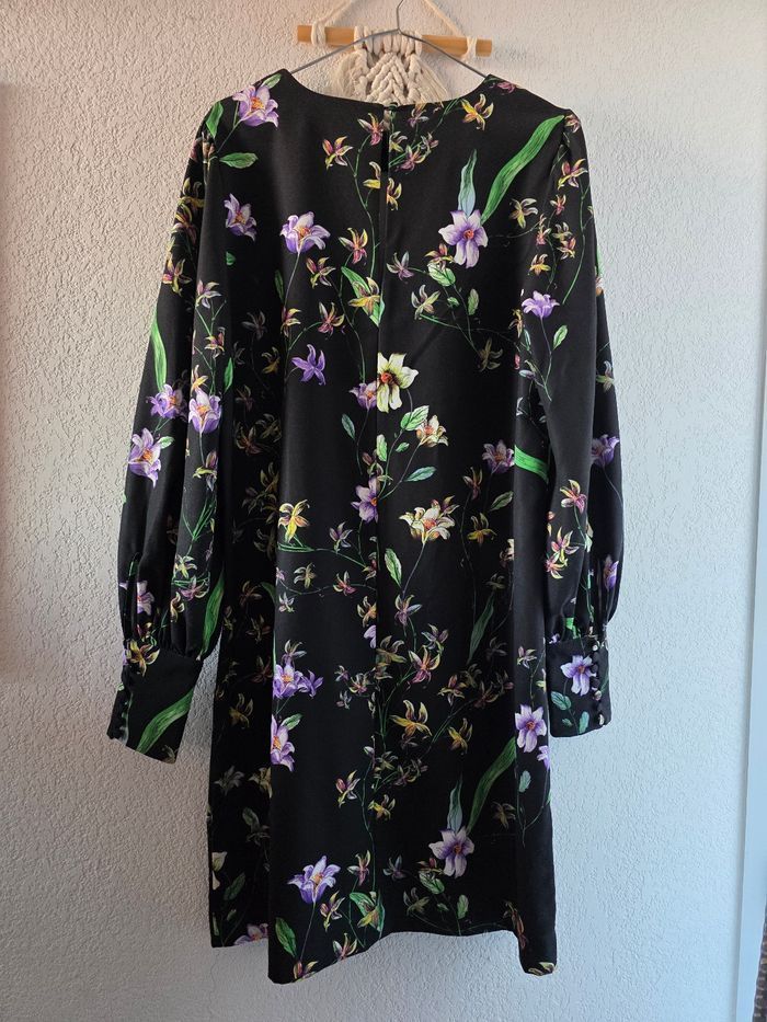 Jolie robe droite noire et fleurie H&M taille 36 - photo numéro 8