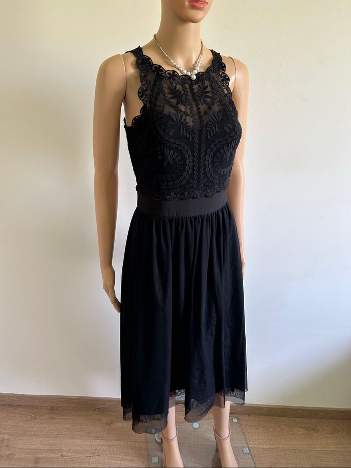 Robe noire neuve avec dentelle Esprit taille française 36 (valeur 90€) - photo numéro 2