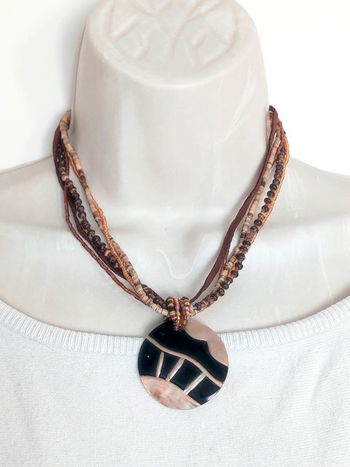 Collier perle pendentif rond nacre ethnique marron noir - 42cm