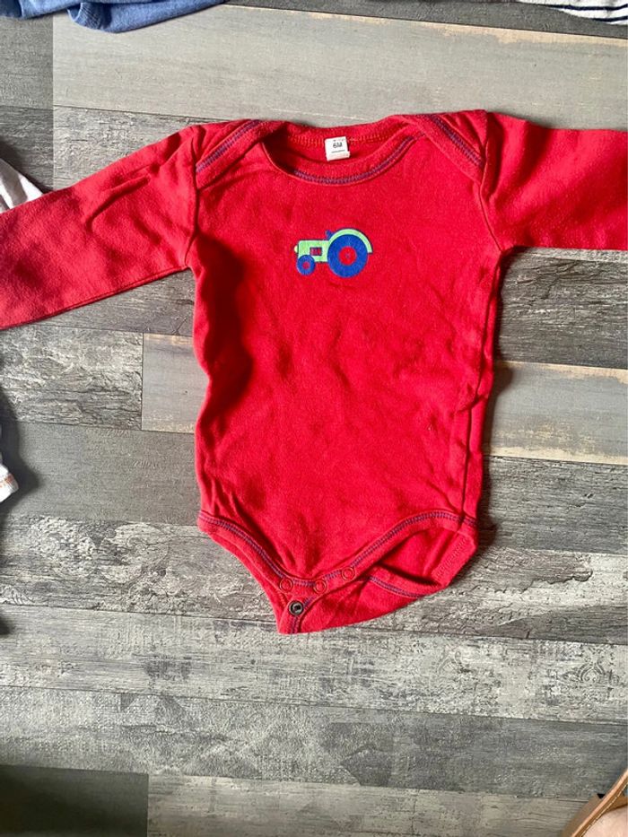 Lot de 4 bodies en taille 6 mois - photo numéro 3