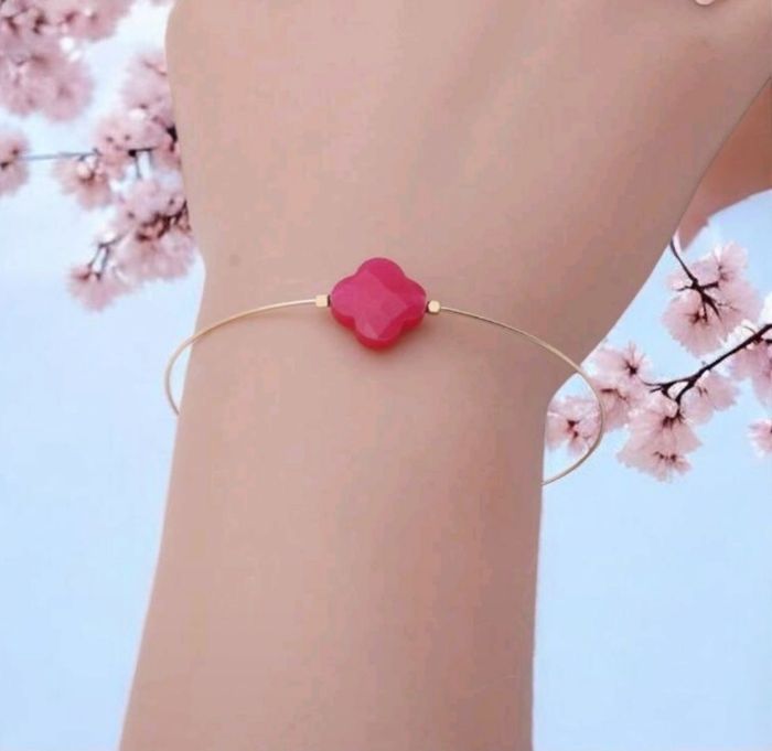 Bracelet ajustable rigide en acier inoxydable doré et pierre en forme de trefle fushia