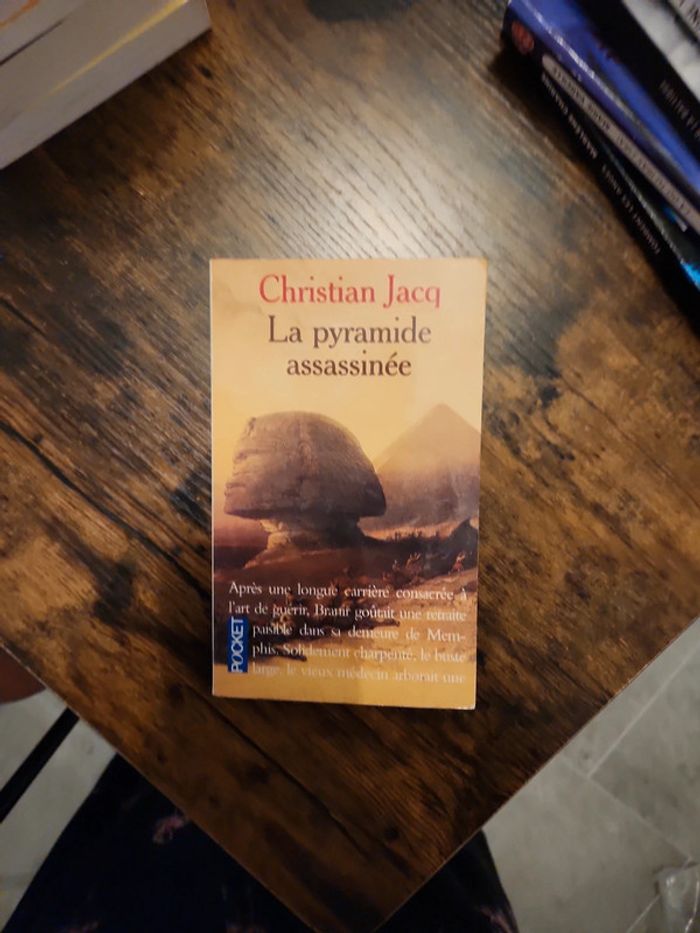 Livre : La pyramide assassinée - photo numéro 2