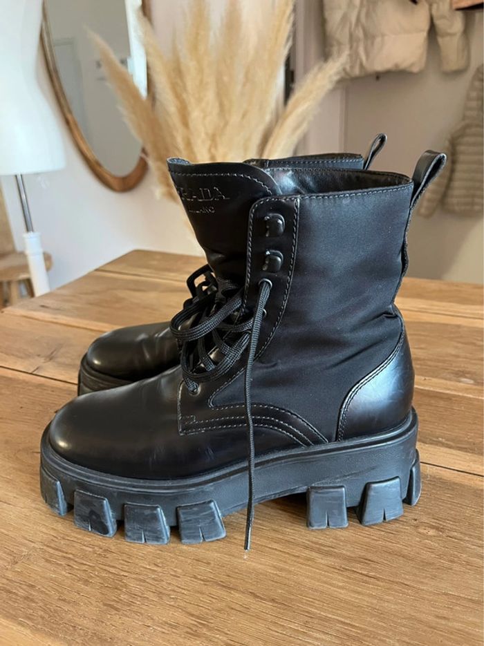 Bottes Monolith en cuir noires Prada