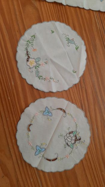 2 napperons