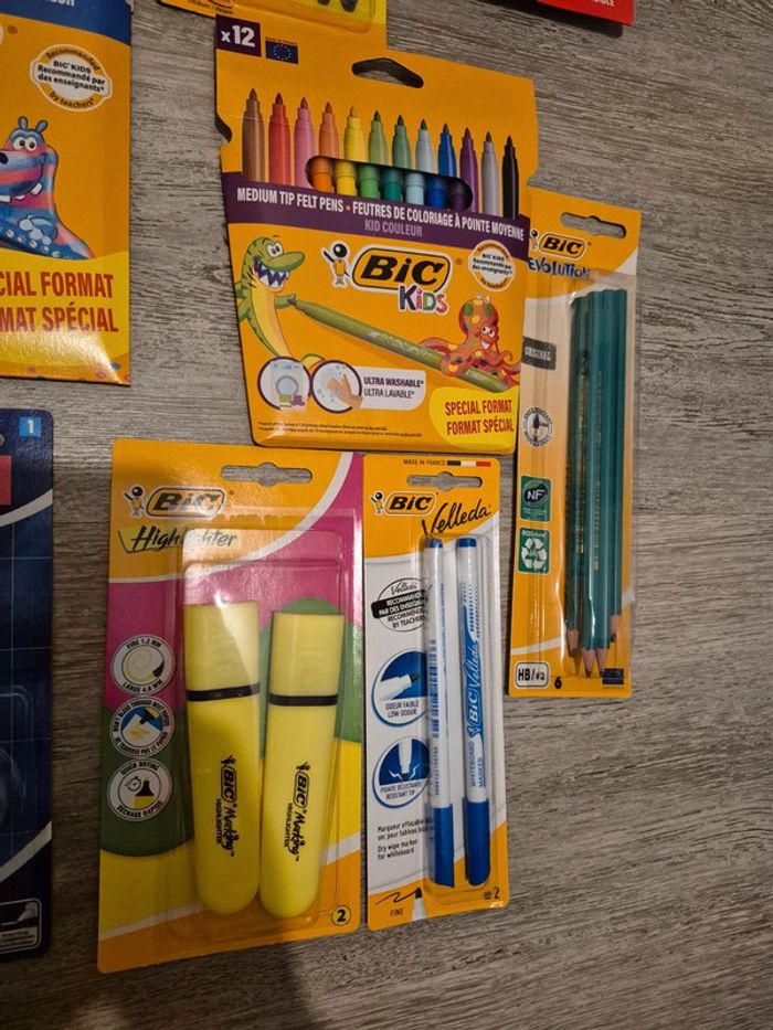 Lot fournitures scolaires cahiers 24x32 colle crayon couleur stylo bic feutre etc - photo numéro 4