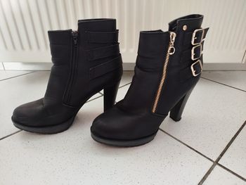 Bottines noires et dorées à talons