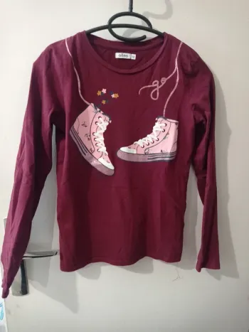 T-shirt manche longue de couleur bordeaux avec motifs