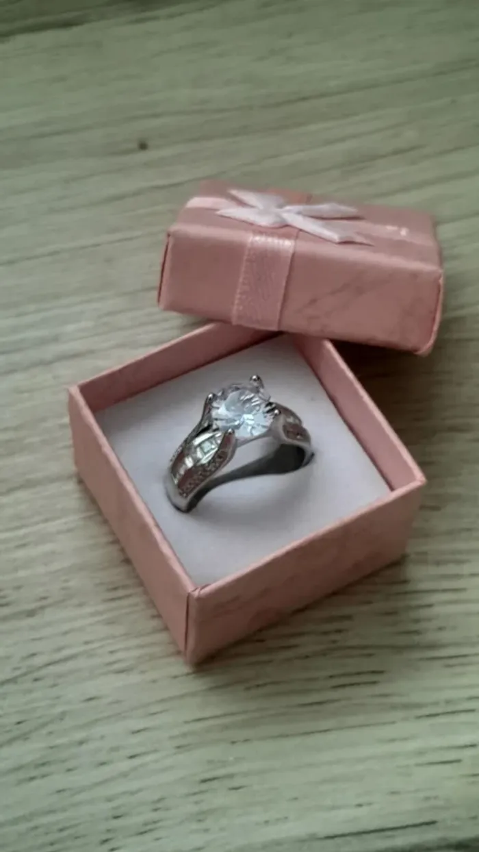 Magnifique Bague, pierre en cristal, strass, taille 58 - photo numéro 1