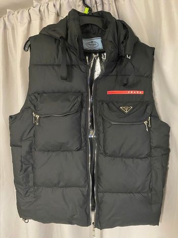 Doudoune à capuche sans manches Prada