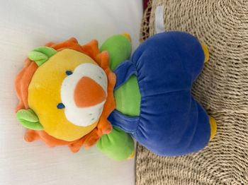 DOUDOU PELUCHE LUCKSON LION JAUNE BLEU VERT ORANGE GRELOT 30 cm Auchan