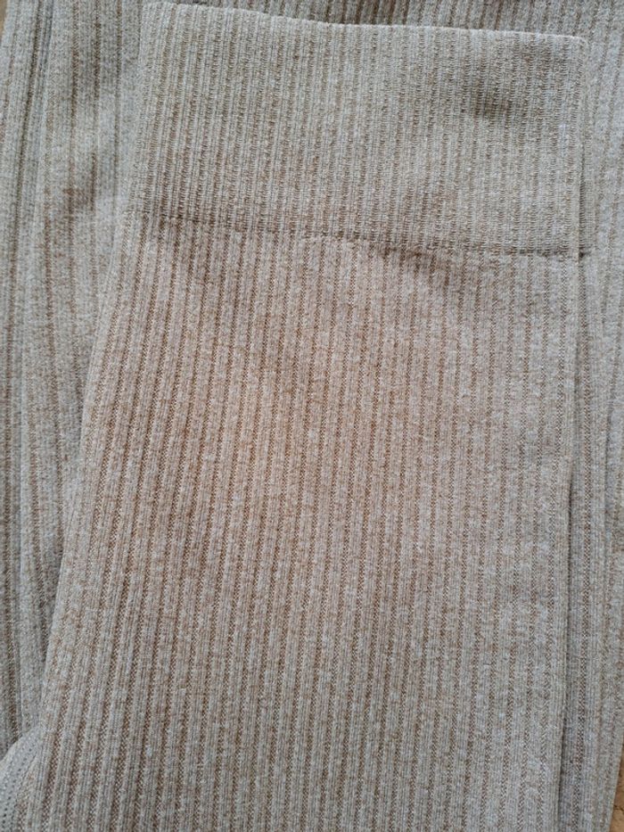 Pantalon legging bas évasé flare. En maille beige.
🌸 neuf.
🌸 Taille M - photo numéro 3