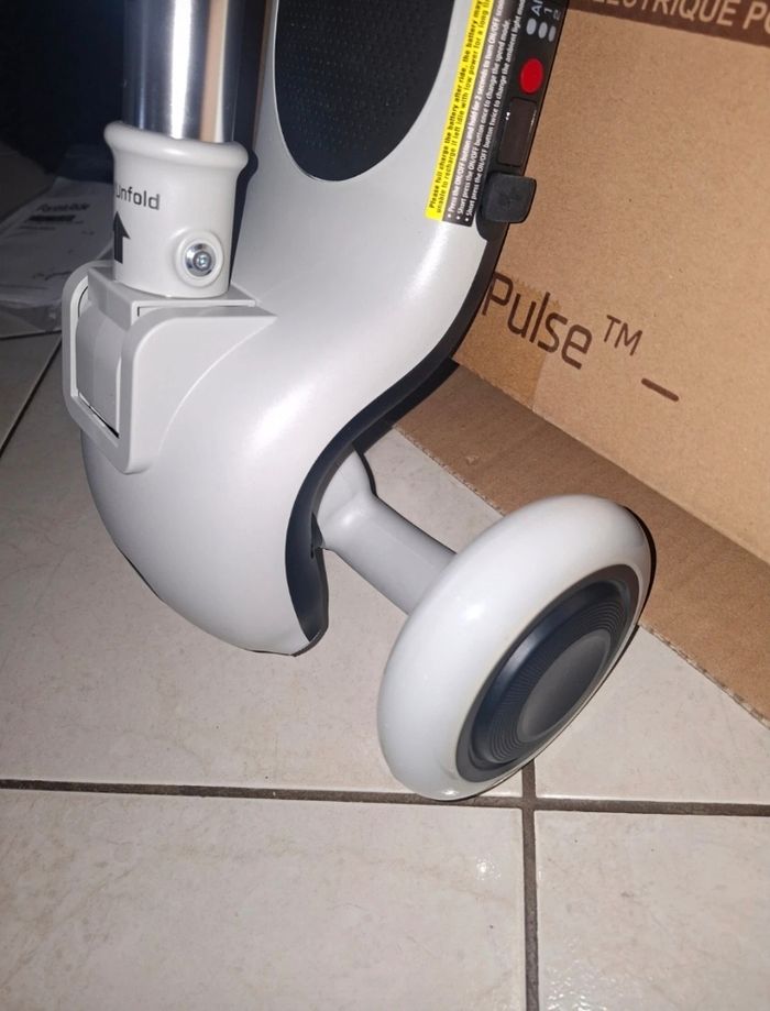 Trotinette électrique pour petite fille - photo numéro 9