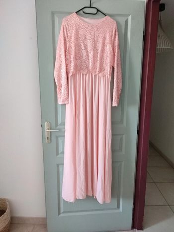 Robe longue à dentelle et mousseline