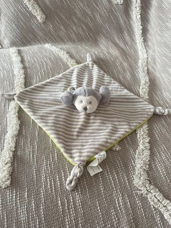 Peluche doudou plat 25cm gemo singe gris rayé blanc et vert très bon état
