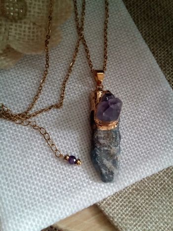 Collier pendentif en pierres de kyanite et améthyste naturelles