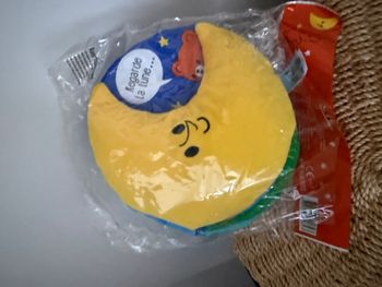 Je regarde la lune: Avec une figurine 