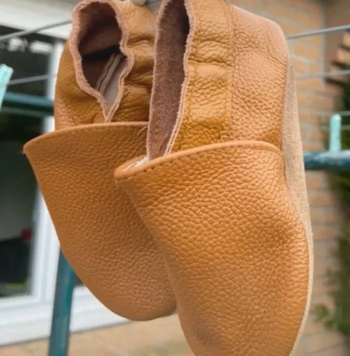 Chaussons bébé 12-18 mois en simili cuir, en bon état. - photo numéro 5