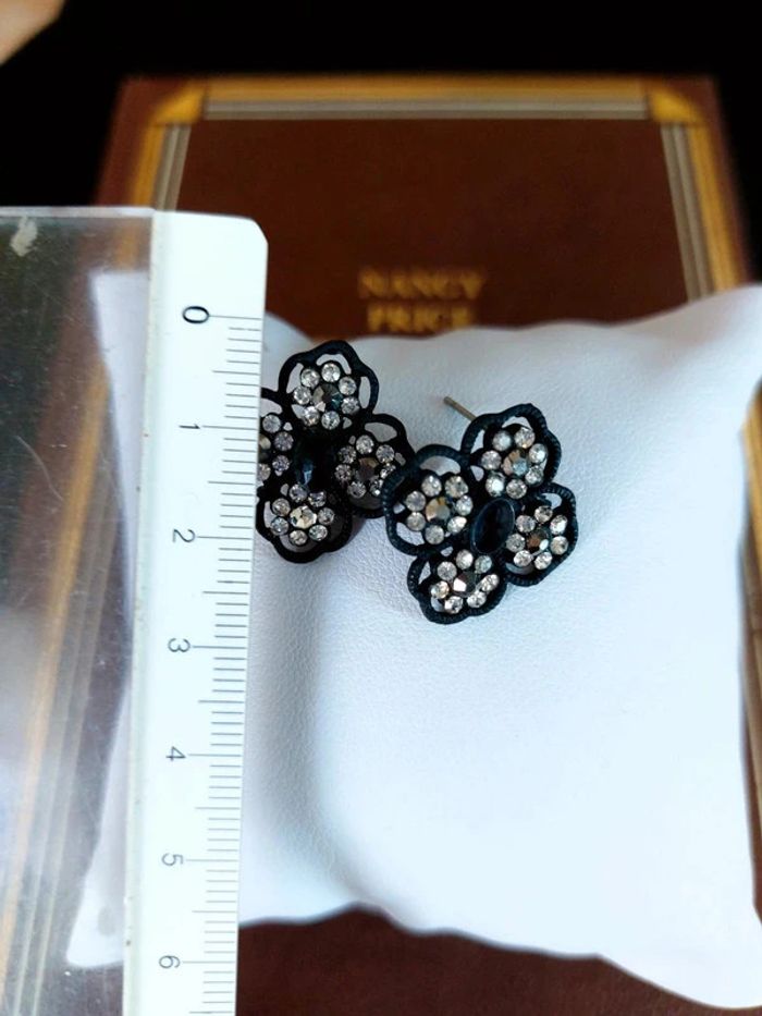 Magnifique paire de boucles d'oreilles noir avec pierre blanche - photo numéro 2