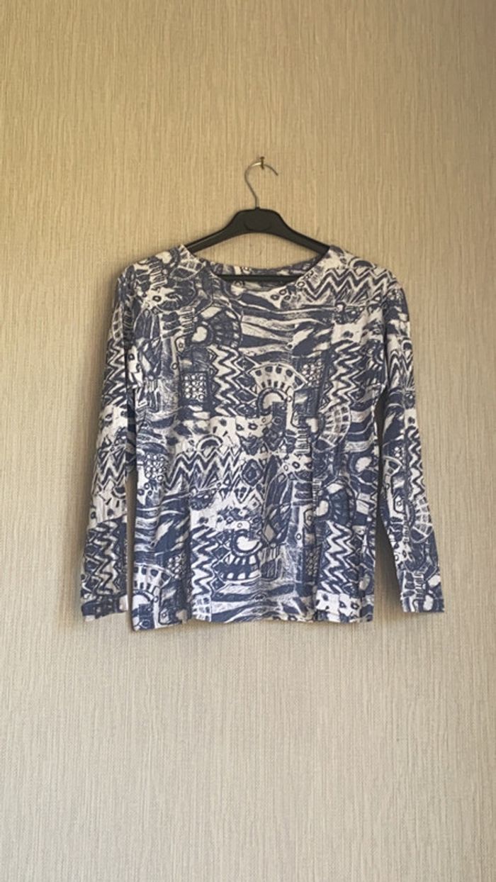T-shirt bleu et blanc