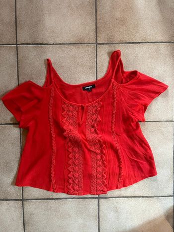 Blouse rouge dentelle épaules dénudées