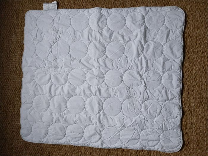 Couette lit bébé 110x125 – blanche/grise – légère & respirante