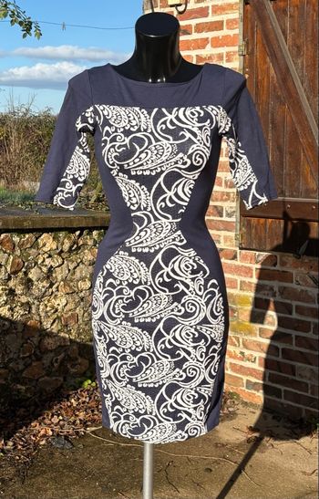 👗 Robe bleu marine moulante à motifs blancs • T36 • Closet