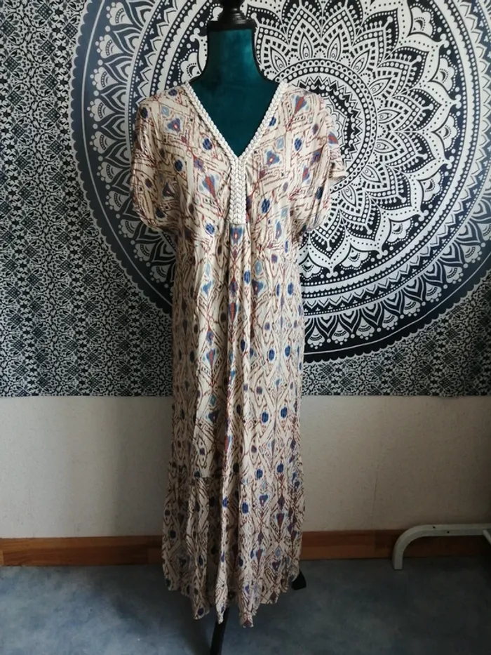 Robe longue beige avec motifs et tresse col v / ema blue's / (S-M-L moulant) - photo numéro 2
