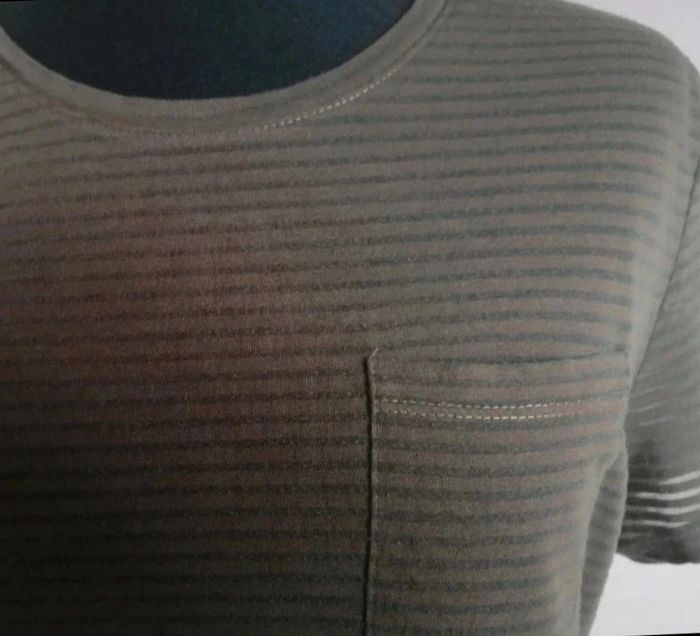 Tee-shirt avec une poche Kiabi taille M - photo numéro 2