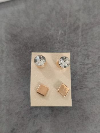 Lot de 2 paires de boucles d'oreilles fantaisie clous métal doré et strass