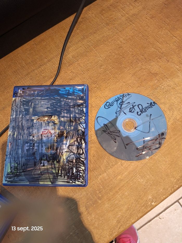 Ps4 avec jeux et manettes - photo numéro 2