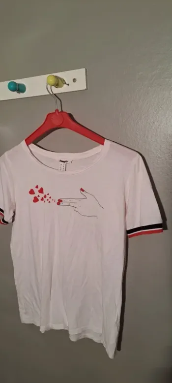 T Shirt femme avec motifs - Marque Jennyfer - Taille 34 - Bon état.