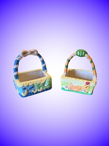 Lot de 2 Petits Paniers Décoratifs – Céramique Peinte Main – Thème Mer et Printemps – Bon État
